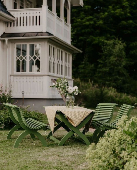 Turn-of-the-century charm on the porch with solid wood garden furniture