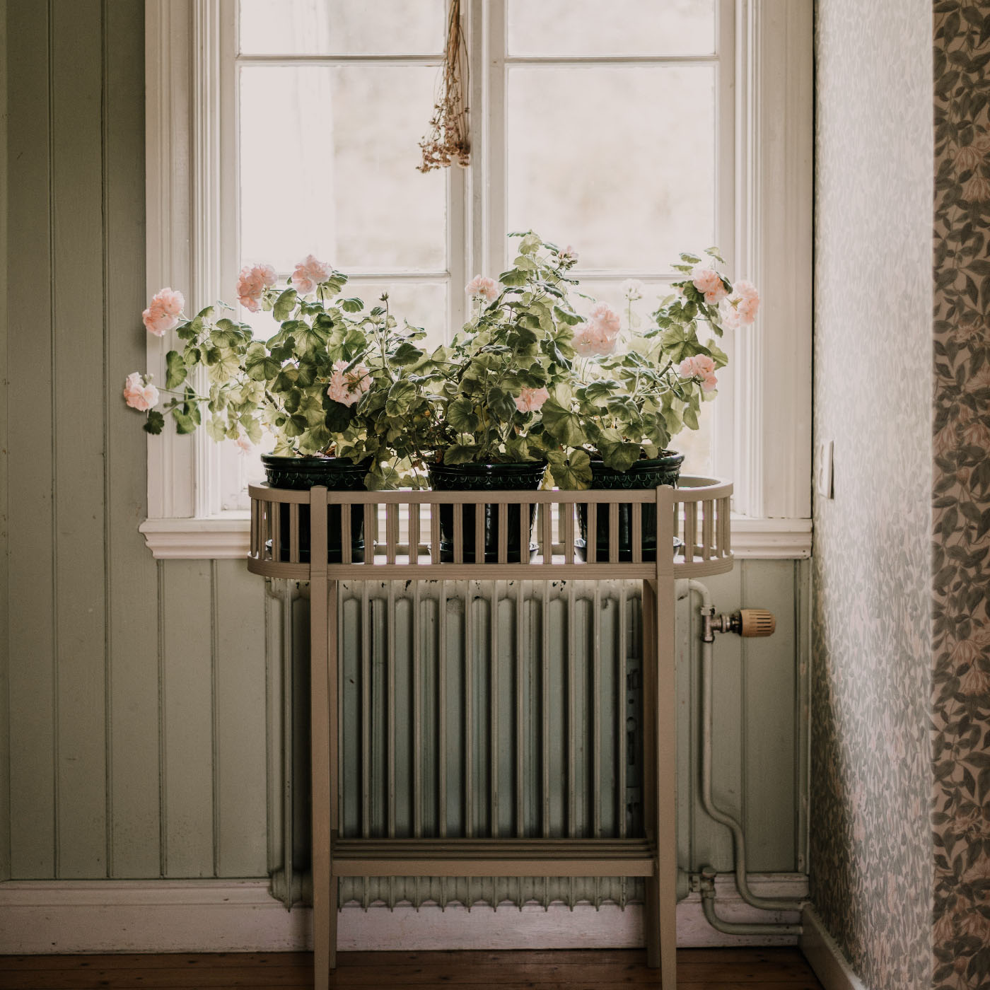 FLOWER TABLE ELLEN WHEAT GREY CARLSHAGA