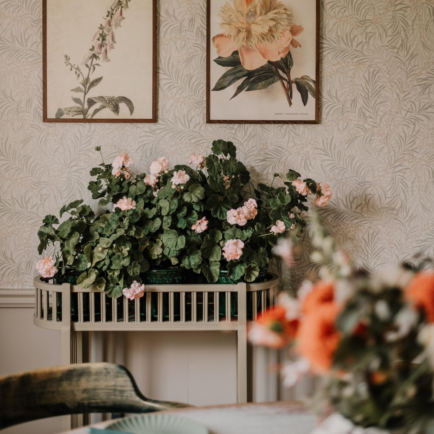 FLOWER TABLE ELLEN WHEAT GREY CARLSHAGA