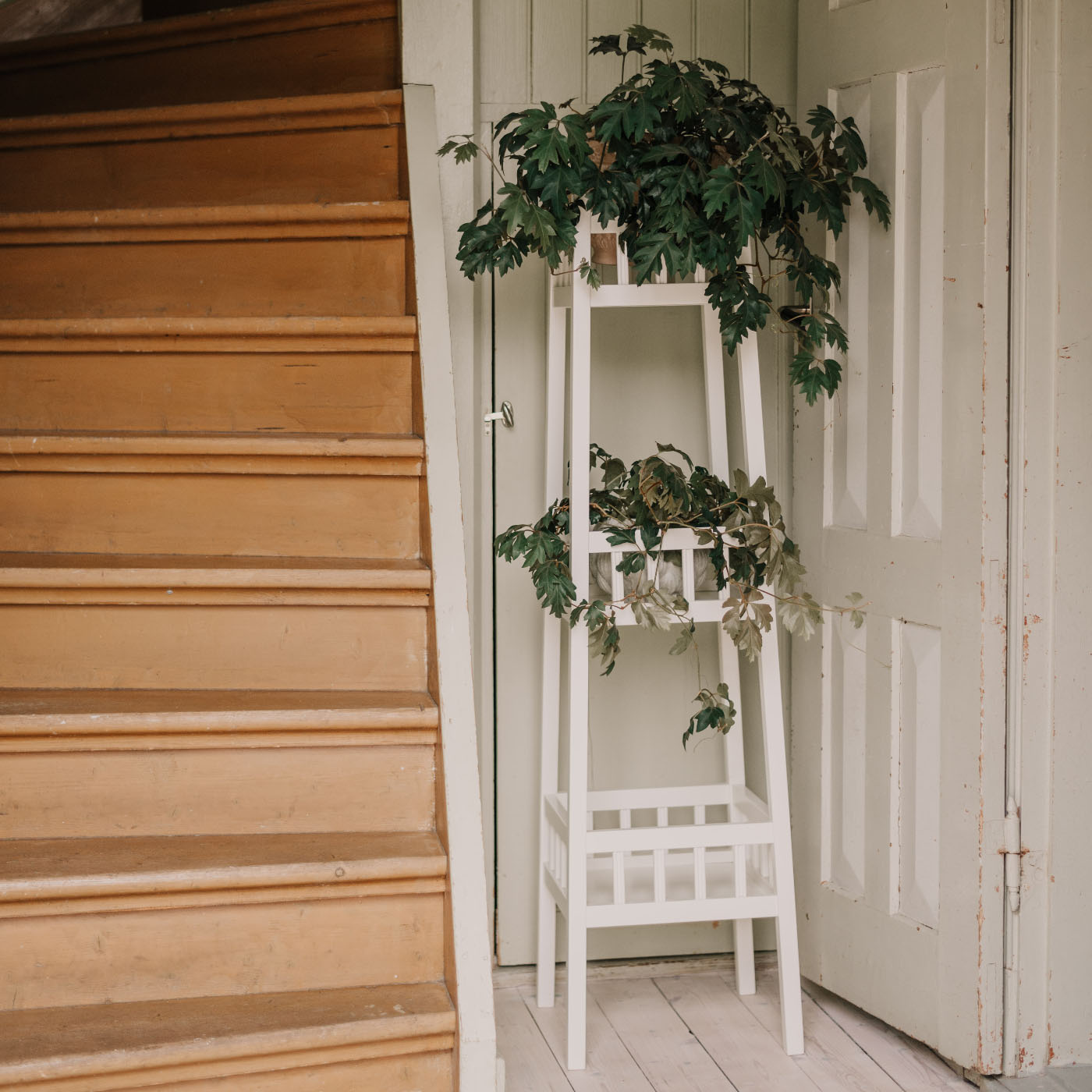 PEDESTAL KARIN WHITE CARLSHAGA