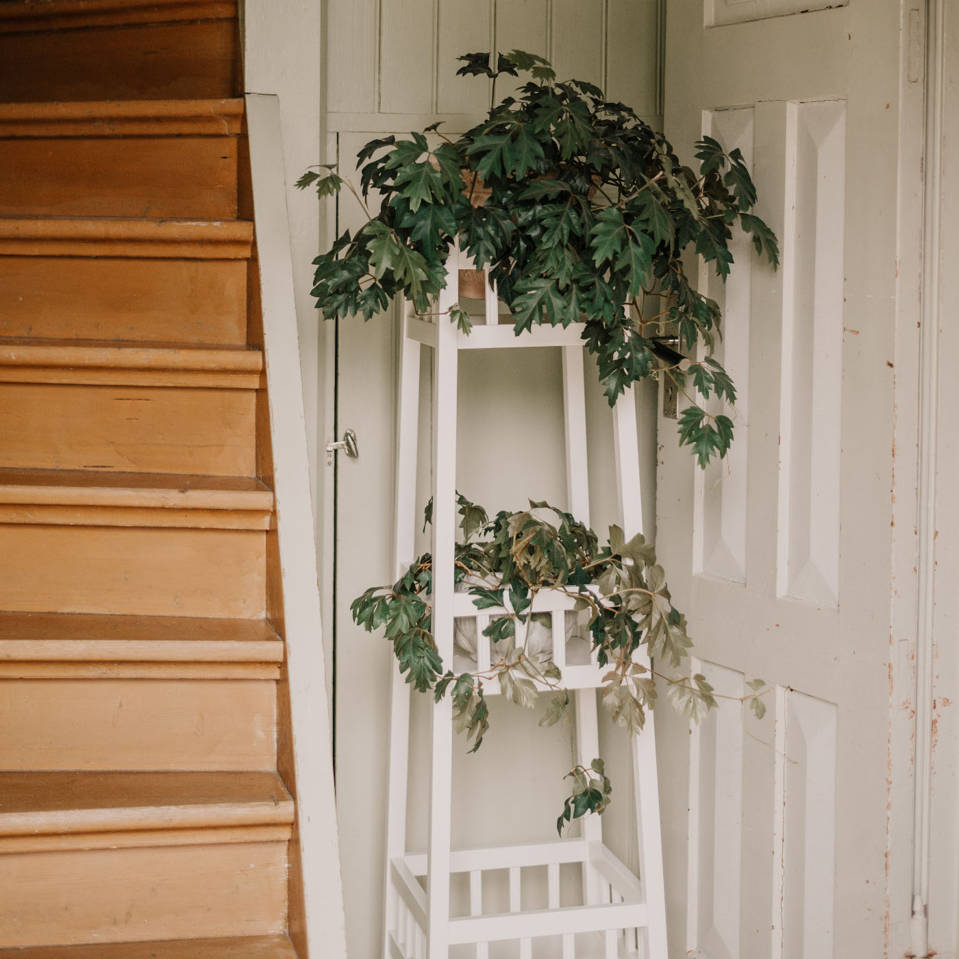 PEDESTAL KARIN WHITE CARLSHAGA