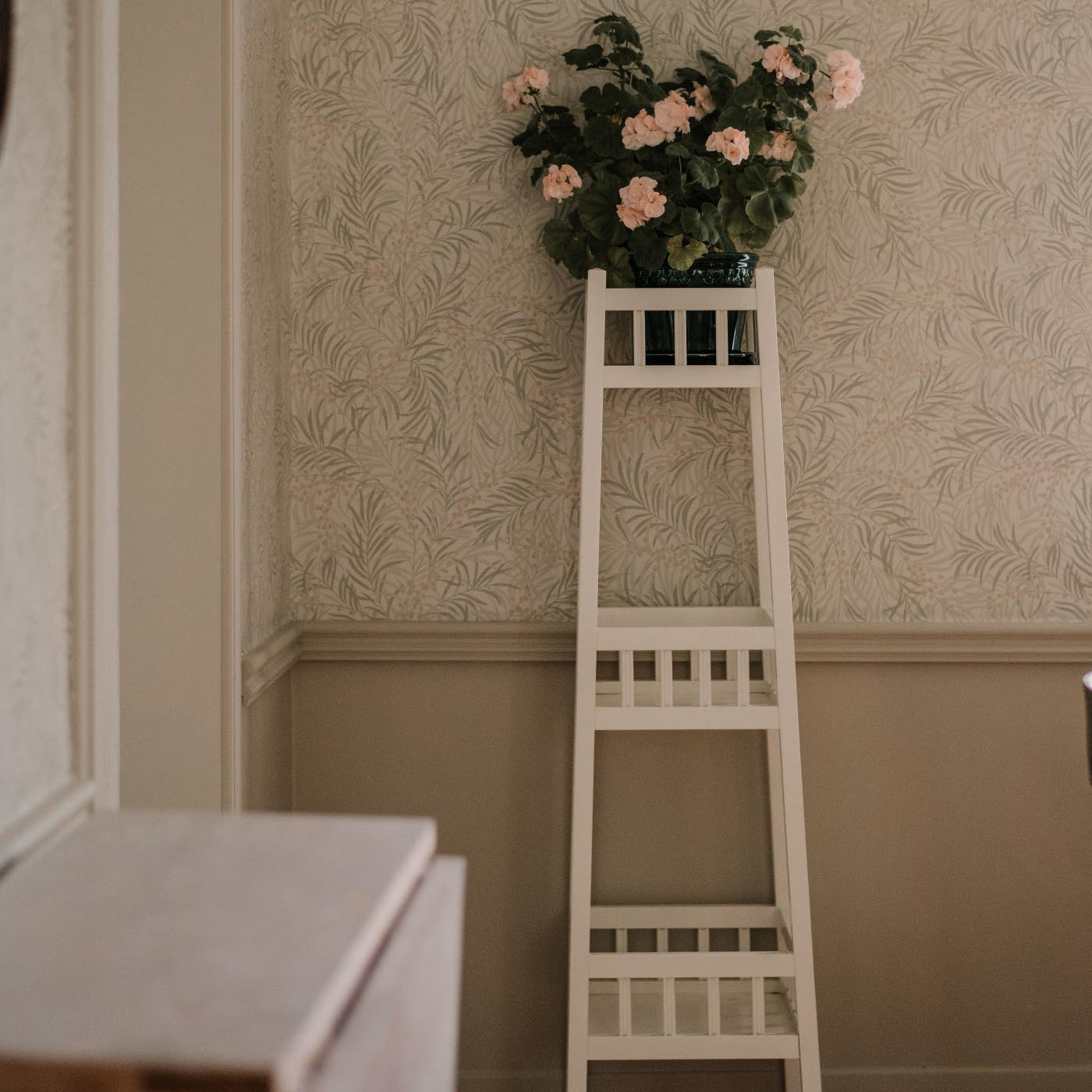 PEDESTAL KARIN WHITE CARLSHAGA