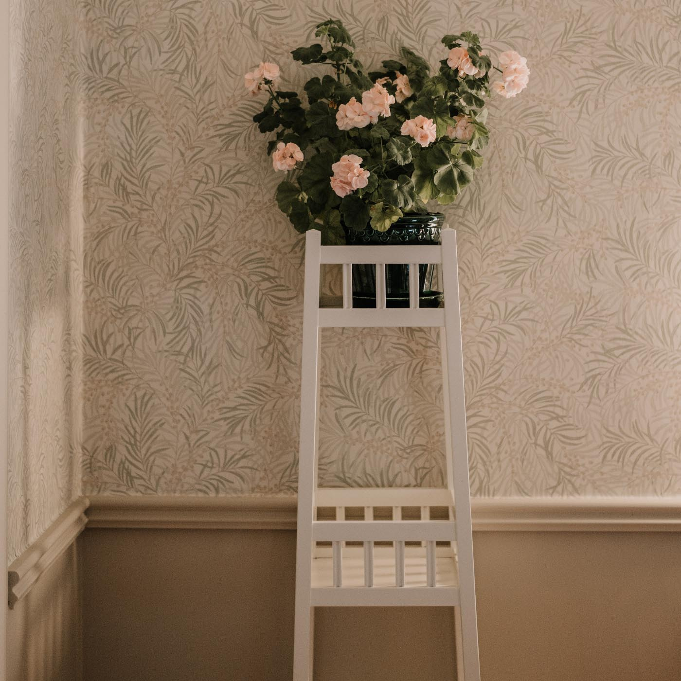 PEDESTAL KARIN WHITE CARLSHAGA