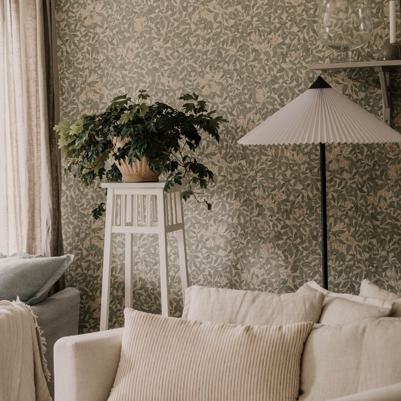 PEDESTAL ELSA WHITE CARLSHAGA