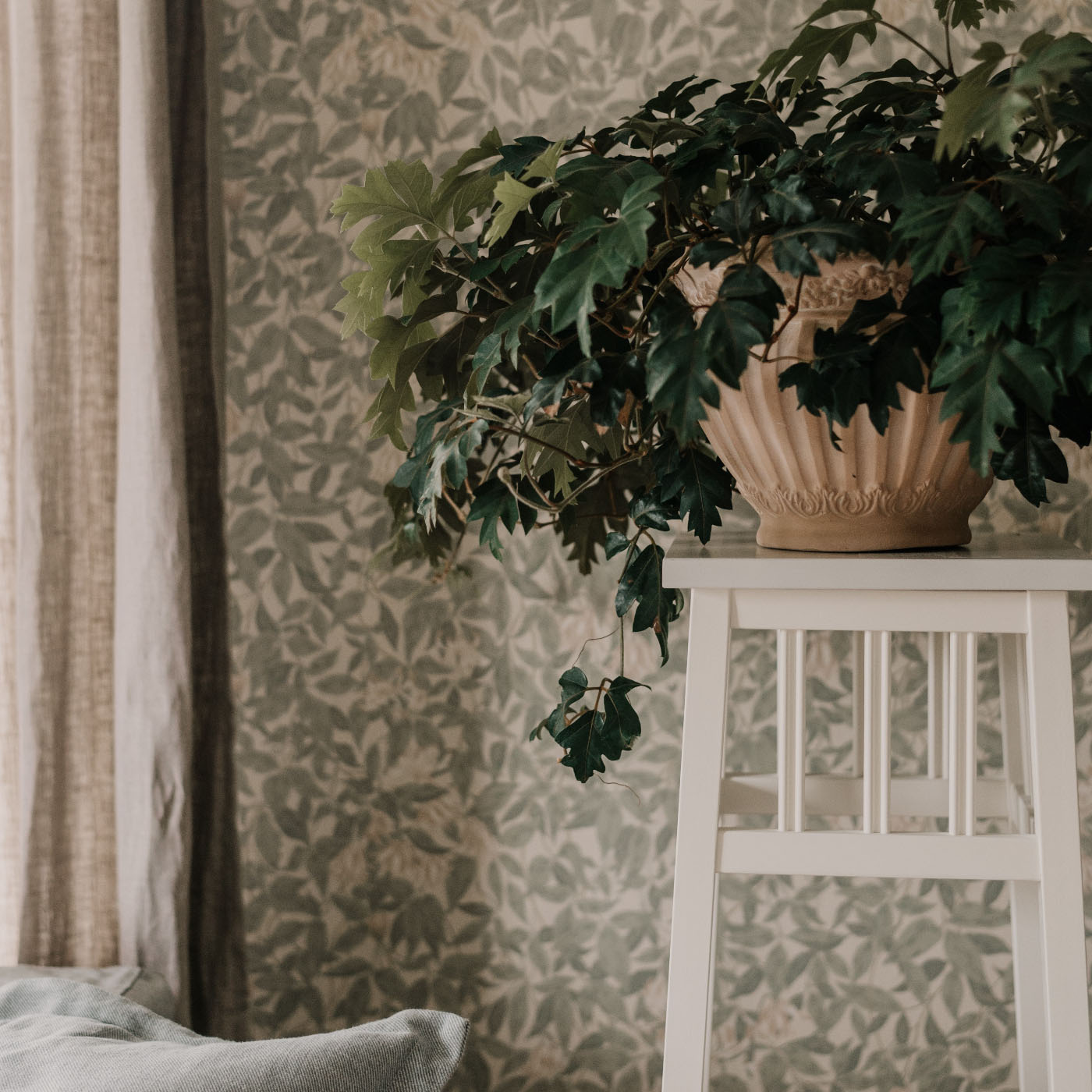 PEDESTAL ELSA WHITE CARLSHAGA