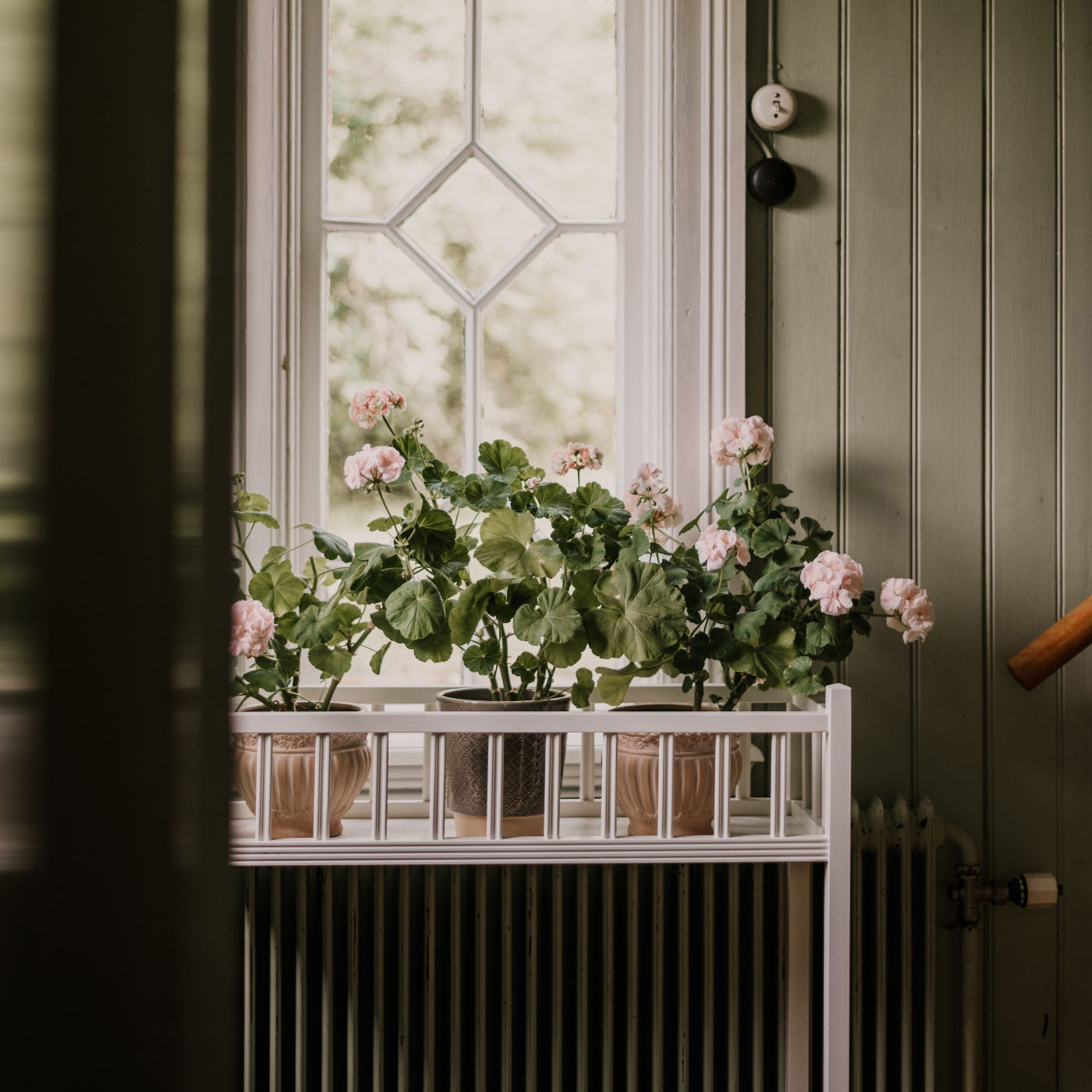 FLOWER TABLE ANNA WHITE CARLSHAGA