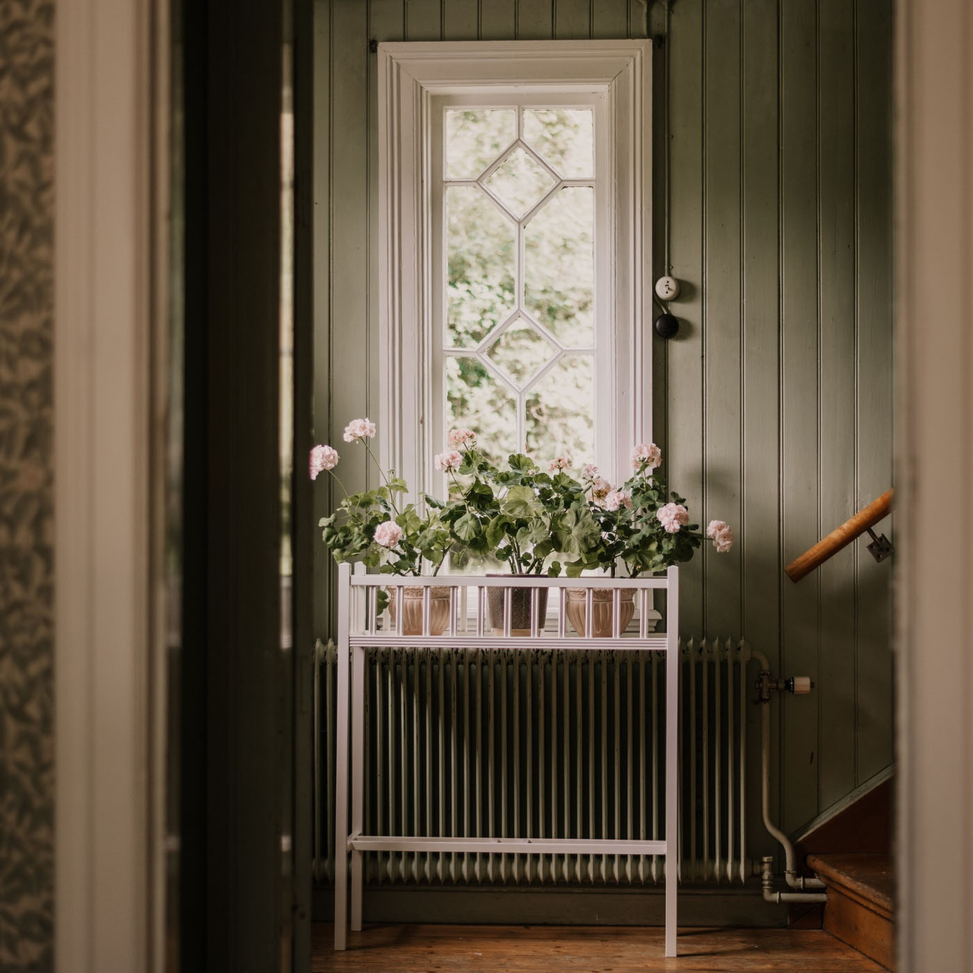 FLOWER TABLE ANNA WHITE CARLSHAGA