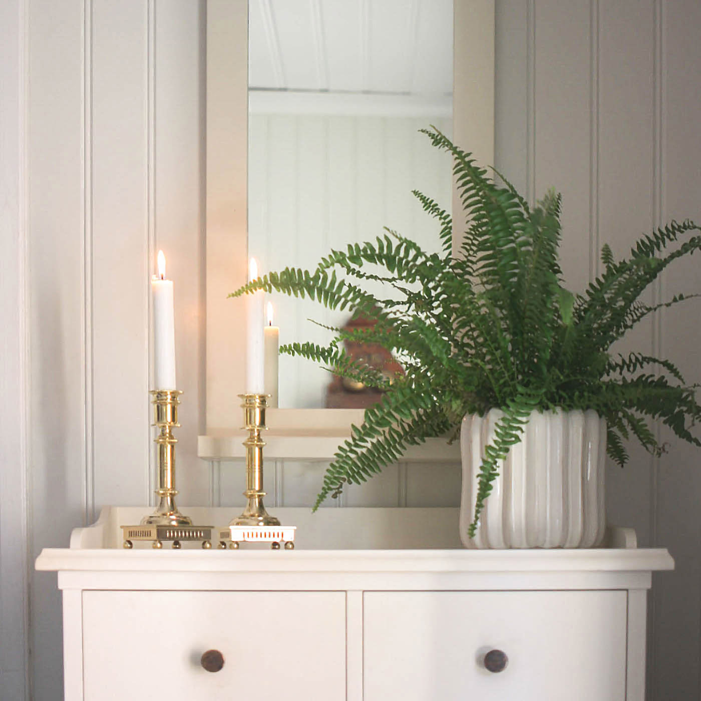 BRASS CANDLE HOLDER WITH BALL FEET MORELLS